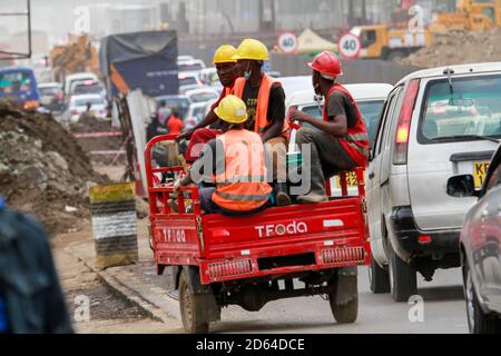 Nairobi, Kenya. 13 ottobre 2020. Lavoratori edili alla Sezione 2 del progetto Nairobi Expressway lungo Mombasa Road.The governo del Kenya sta costruendo la Nairobi Expressway, una strada a pedaggio lunga 27.1 km destinata a decongestionare Nairobi fornendo un trasporto più veloce e affidabile. La superstrada vale circa 505.5 milioni di dollari e dovrebbe essere completata nel 2022, è stata finanziata dalla Cina nel quadro di un partenariato pubblico-privato (PPP) e costruita dagli appaltatori cinesi, China Road and Bridge Corporation Credit: Boniface Muthoni/SOPA Images/ZUMA Wire/Alamy Live News Foto Stock