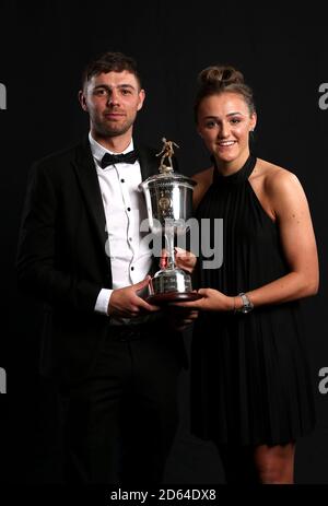 Manchester City donna Georgia Stanway pone con la sua PFA giovane giocatore del premio di anno durante il 2019 PFA premi al Grosvenor House Hotel di Londra. Foto Stock