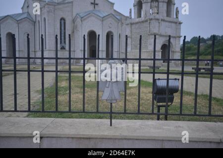 Shushi, Repubblica di Aartsakh Nagorno-Karabakh. 14 luglio 2019. La Cattedrale del Santo Salvatore di Ghazanchesots è una chiesa armena costruita tra il 1867 e il 1887 e consacrata nel 1898. Fu danneggiata dai militari dell'Azerbaigian durante i primi anni '90 durante la lotta per l'indipendenza di Artsakh e restaurata nel 1998. È stato preso di mira e bombardato due volte l'8 ottobre 2020, dall'esercito dell'Azerbaigian di nuovo in violazione del diritto internazionale durante il bombardamento e l'attacco che è iniziato il 27 settembre 2020. Credit: Kenneth Martin/ZUMA Wire/Alamy Live News Foto Stock