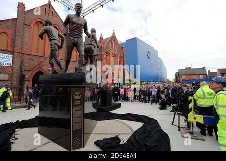 Una statua che celebra la "Santissima Trinità" di Everton, il celebre trio di Alan Ball, Howard Kendall e Colin Harvey, viene ufficialmente svelata all'esterno del Goodison Park prima dell'ultima partita in casa di Everton della stagione 2018/19. Foto Stock