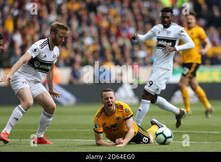 Diogo Jota di Wolverhampton Wanderers e Tim di Fulham in azione Foto Stock