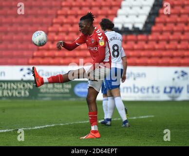 Joe Aribo di Charlton Athletic celebra il suo secondo gol, segnato da Calvin Andrew di Rochdale Foto Stock