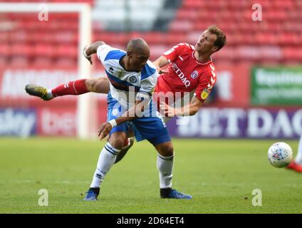 Calvin Andrew di Rochdale e Krystian Bielik di Charlton Athletic combattono per la sfera Foto Stock