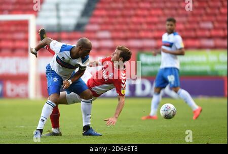 Calvin Andrew di Rochdale e Krystian Bielik di Charlton Athletic combattono per la sfera Foto Stock