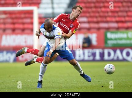 Calvin Andrew di Rochdale e Krystian Bielik di Charlton Athletic combattono per la sfera Foto Stock