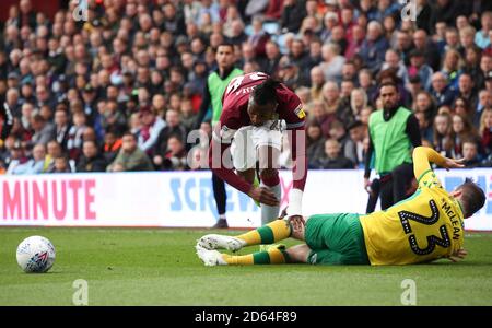 Jonathan Kodjia di Aston Villa e Kenny McClean di Norwich City si scontrano durante la partita del campionato Sky Bet al Villa Park di Birmingham. Foto Stock