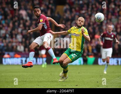 Neil Taylor di Aston Villa e Teemu Pukki di Norwich City durante la partita del campionato Sky Bet al Villa Park di Birmingham. Foto Stock