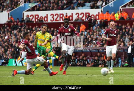 Mario Vrancic di Norwich City segna il secondo gol del suo fianco durante la partita del campionato Sky Bet al Villa Park di Birmingham. Foto Stock