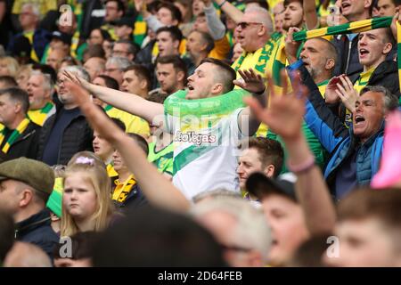 I fan di Norwich City festeggiano la loro squadra vincendo il campionato Sky Bet al Villa Park di Birmingham. Foto Stock