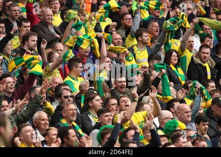 I fan di Norwich City festeggiano la loro squadra vincendo il campionato Sky Bet al Villa Park di Birmingham. Foto Stock