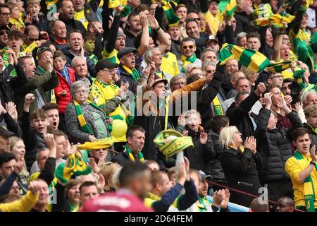 I fan di Norwich City festeggiano la loro squadra vincendo il campionato Sky Bet al Villa Park di Birmingham. Foto Stock