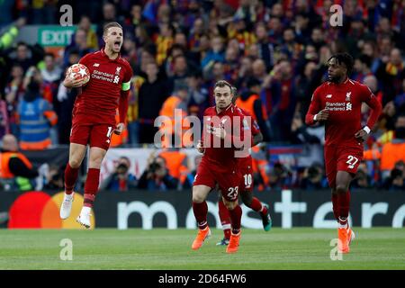 Jordan Henderson di Liverpool (a sinistra) celebra dopo la divock origi di Liverpool (a destra) segna il primo obiettivo del suo lato del gioco Foto Stock