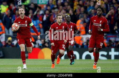 Jordan Henderson di Liverpool (a sinistra) celebra dopo la divock origi di Liverpool (a destra) segna il primo obiettivo del suo lato del gioco Foto Stock