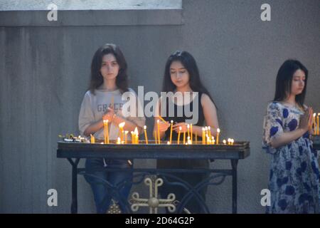 Shushi, Repubblica di Aartsakh Nagorno-Karabakh. 14 luglio 2019. La Cattedrale del Santo Salvatore di Ghazanchesots è una chiesa armena costruita tra il 1867 e il 1887 e consacrata nel 1898. Fu danneggiata dai militari dell'Azerbaigian durante i primi anni '90 durante la lotta per l'indipendenza di Artsakh e restaurata nel 1998. È stato preso di mira e bombardato due volte l'8 ottobre 2020, dall'esercito dell'Azerbaigian di nuovo in violazione del diritto internazionale durante il bombardamento e l'attacco che è iniziato il 27 settembre 2020. Credit: Kenneth Martin/ZUMA Wire/Alamy Live News Foto Stock