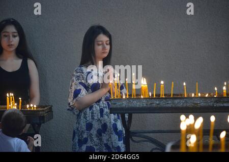 Shushi, Repubblica di Aartsakh Nagorno-Karabakh. 14 luglio 2019. La Cattedrale del Santo Salvatore di Ghazanchesots è una chiesa armena costruita tra il 1867 e il 1887 e consacrata nel 1898. Fu danneggiata dai militari dell'Azerbaigian durante i primi anni '90 durante la lotta per l'indipendenza di Artsakh e restaurata nel 1998. È stato preso di mira e bombardato due volte l'8 ottobre 2020, dall'esercito dell'Azerbaigian di nuovo in violazione del diritto internazionale durante il bombardamento e l'attacco che è iniziato il 27 settembre 2020. Credit: Kenneth Martin/ZUMA Wire/Alamy Live News Foto Stock