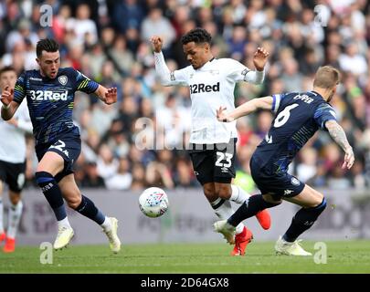 Duane Holmes (centro) della contea di Derby prende il Liam di Leeds United Cooper (a destra) e Jack Harrison Foto Stock