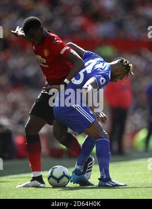 Paul Poggiba (a sinistra) di Manchester United e la Leandro Bacuna di Cardiff City combatti per la palla Foto Stock