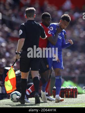 I tentatori si flare tra Paul Poggiba (centro) e Cardiff del Manchester United Josh Murphy della città Foto Stock