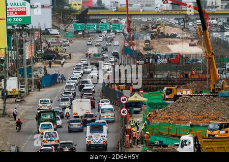 Nairobi, Kenya. 13 ottobre 2020. Il traffico pesante che si costruisce in su ad una sezione 2 del progetto della superstrada di Nairobi lungo la strada di Mombasa. Il governo del Kenya sta costruendo la superstrada di Nairobi, un'autostrada a pedaggio lunga 27.1 chilometri destinata a de-congest Nairobi fornendo il trasporto più veloce ed affidabile. La superstrada vale circa 505.5 milioni di dollari e dovrebbe essere completata nel 2022, è stata finanziata dalla Cina nel quadro di un partenariato pubblico-privato (PPP) e costruita dagli appaltatori cinesi, China Road and Bridge Corporation Credit: Boniface Muthoni/SOPA Images/ZUMA Wire/Alamy Live News Foto Stock