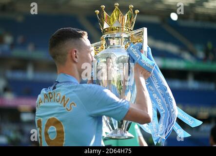 Il Manchester City è Phil Foden celebra con il trofeo dopo la partita Foto Stock