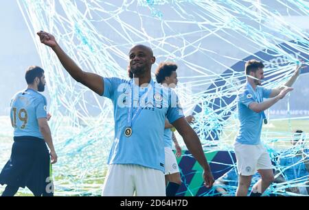 Vincent Kompany di Manchester City celebra la loro vittoria dopo la partita Foto Stock