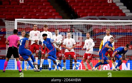 Il Reece James dell'Inghilterra spara al gol direttamente da un calcio di punizione durante la UEFA Nations League Group 2, League A match al Wembley Stadium, Londra. Foto Stock