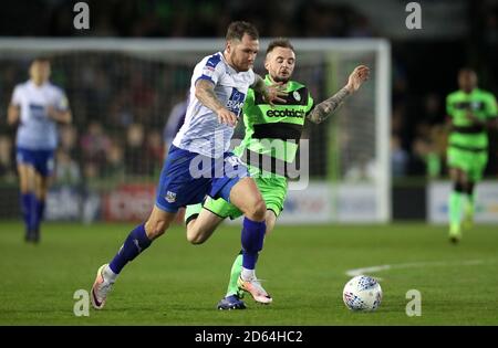 James Norwood di Tranmere Rover (a sinistra) e Carl di Forest Green Rover Winchester battaglia per la palla Foto Stock