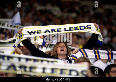 Leeds United tifoso in possesso di una sciarpa 'We are Leeds' prima il gioco Foto Stock