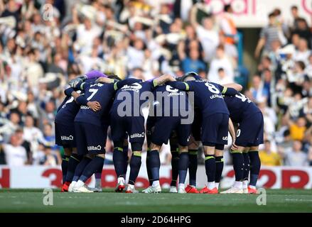 Giocatori della contea di Derby durante un huddle prima del calcio d'inizio Foto Stock