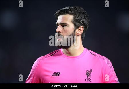 Alisson Becker, portiere di Liverpool, guarda durante il gioco Foto Stock