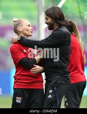 Jess Fishlock di Lione scherza con il manager Reynald Pedros durante una sessione di allenamento prima della finale della UEFA Women's Champions League alla Groupama Arena di Budapest Foto Stock