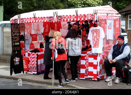 Una visione generale del merchandising Charlton Athletic che viene venduto all'esterno lo stadio prima dell'inizio della partita Foto Stock