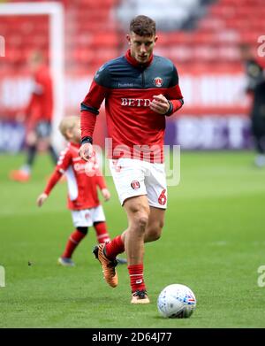 Jason Pearce di Charlton Athletic durante il riscaldamento pre-partita precedente all'inizio della partita Foto Stock