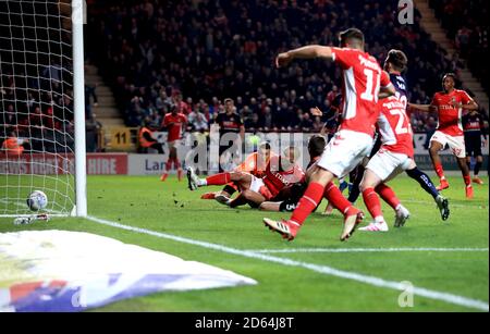 Darren Pratley di Charlton Athletic (Floor, seconda a sinistra) segna il secondo obiettivo del suo fianco nella prima metà del tempo extra Foto Stock