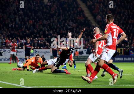 Darren Pratley di Charlton Athletic (Floor, seconda a sinistra) segna il secondo obiettivo del suo fianco nella prima metà del tempo extra Foto Stock