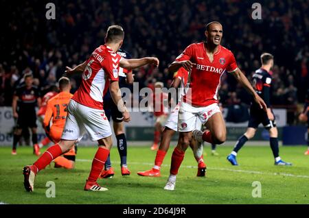 Darren Pratley (a destra) di Charlton Athletic celebra il secondo posto della sua parte obiettivo del gioco Foto Stock