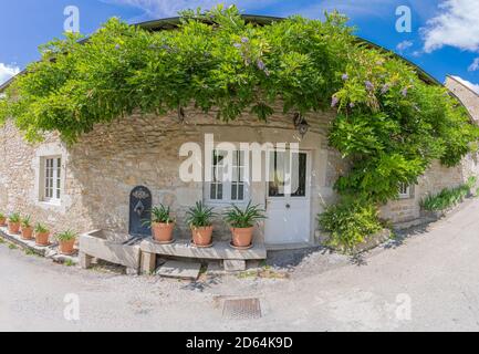 Baume-Les-Messieurs, Francia - 09 01 2020: Tipica casa in pietra del villaggio Foto Stock