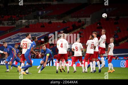 Il Reece James dell'Inghilterra spara al gol direttamente da un calcio di punizione durante la UEFA Nations League Group 2, League A match al Wembley Stadium, Londra. Foto Stock