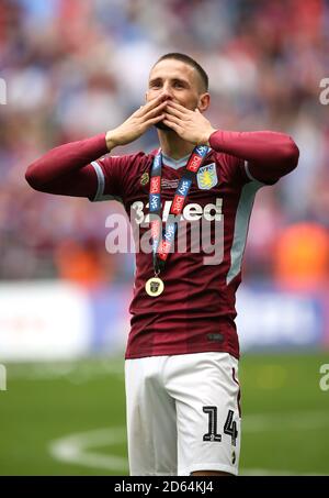 Il Conor Hoourihane di Aston Villa festeggia dopo il fischio finale Foto Stock