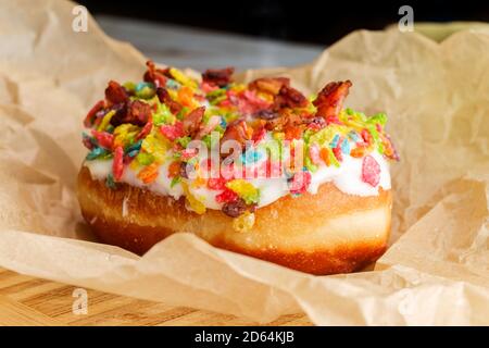 Trendy pancetta fruttato arcobaleno ciambella di cereali in carta pergamena Foto Stock