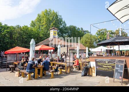 Bar all'aperto presso il Merton Abbey Mills Crafts Market, Watermill Way, Colliers Wood, London Borough of Merton, Greater London, England, Regno Unito Foto Stock