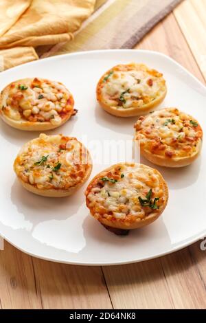American finger food antipasti mini tre formaggi pizza bagel Foto Stock