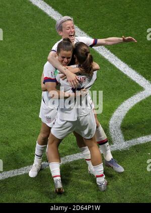 USA Tobin Heath (a destra) celebra dopo il suo sforzo è girato in Svezia Jonna Andersson per il loro secondo obiettivo del gioco Foto Stock