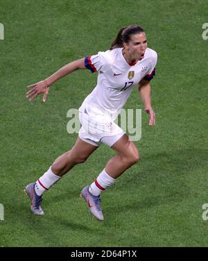 USA Tobin Heath (a destra) celebra dopo il suo sforzo è girato in Svezia Jonna Andersson per il loro secondo obiettivo del gioco Foto Stock