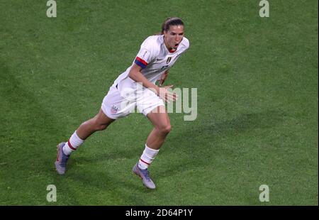 USA Tobin Heath (a destra) celebra dopo il suo sforzo è girato in Svezia Jonna Andersson per il loro secondo obiettivo del gioco Foto Stock