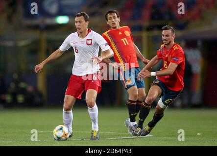 Polonia U21's Krystian Bielik (a sinistra) in azione con la Spagna U21 's Fabian Ruiz (a destra) Foto Stock