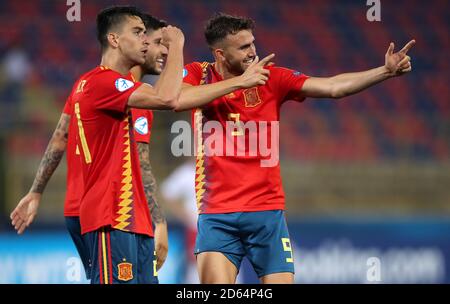 Spagna Borja Mayoral (destra) celebra il punteggio del suo quinto gol laterale del gioco Foto Stock