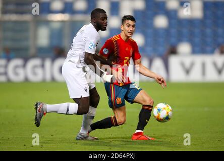 Francia U21 's Fode Ballo-Toure (a sinistra) e Spagna U21 portiere Dani Martin battaglia per la palla Foto Stock