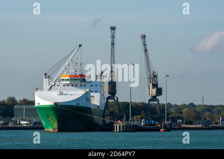 royal fleet fornitura ausiliaria nave accanto alla base dell'esercito marittimo marchwood sulla southampton water a southampton ormeggia nel regno unito Foto Stock