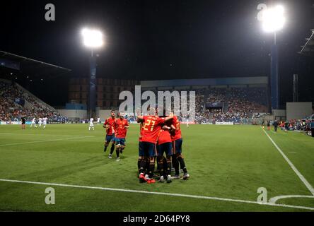 Spagna Dani Olmo di 21 anni celebra il punteggio del suo terzo gol laterale del gioco con compagni di squadra Foto Stock